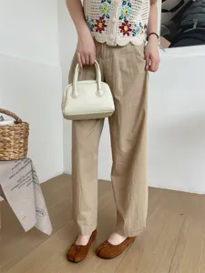 Vue détaillée des chaussures plates fendu-orteil marron au design minimaliste moderne.