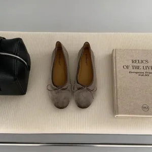 Comfortable velvet ballet flats with elegant bow detail, perfect for everyday wear and chic outfits.