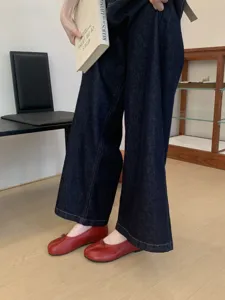 Zapatos Mary Jane franceses retro con punta hendida vista detallada de gran estilo clásico.