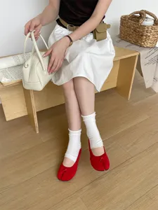 Élégantes ballerines plates pour femmes à bout fendu, chaussures de mode pour un look quotidien.