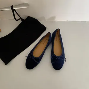 Comfortable dark blue velvet flat ballet shoes with a sweet bow for chic daily wear outfit.