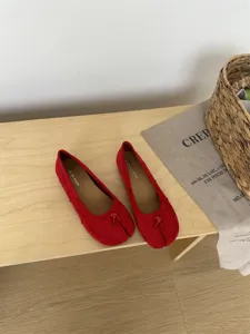 Chaussures plates en daim fendues rouges, ballerines élégantes, chaussures confortables.