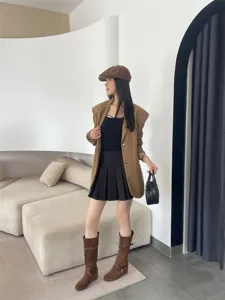 Botas de mujer de otoño invierno chic con fondo grueso y aspecto diario elegante.