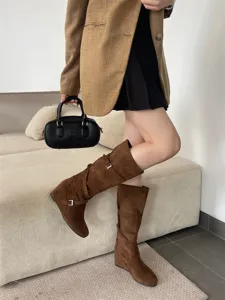Botas altas de cuña marrón para mujer, botas de invierno elegantes y cómodas de moda.