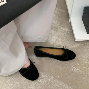 Black velvet flat ballet shoes for women, comfortable slip-on bow dress shoes for daily wear.