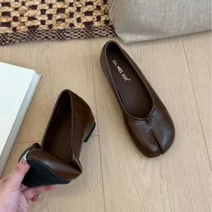 Zapatos planos Mary Jane franceses vintage con punta dividida para mujer, calzado retro elegante.
