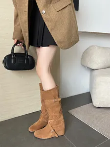 Botas de ante de cuña para mujer otoño invierno de media pantorrilla con tiras de hebilla de moda.