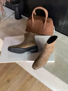 Vue détaillée de bottines marron en suédine à bout carré et talon épais, style rétro chic.