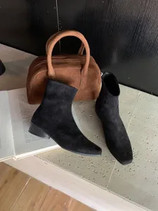 Bottines courtes pour femmes en daim noir à talons carrés et bout carré style rétro.