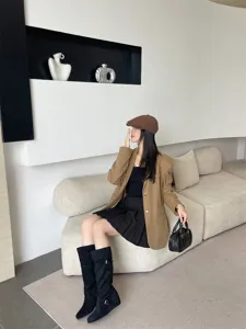 Vista detallada de botas altas con tacón de 6cm, calzado de moda otoño e invierno.