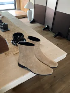 Bottines rétro françaises pour femmes à bout carré en suédine beige avec petit talon.