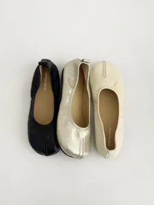Split-toe ballet flats made of soft leather, comfortable flat shoes with minimalist style.