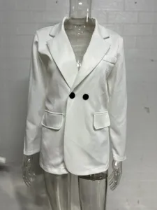 Blazer cruzado entallado blanco de mujer vista detallada para estilo de oficina elegante.