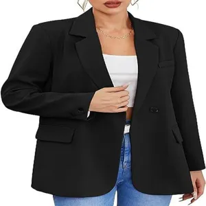 Vista detallada de la chaqueta blazer negra de mujer, cuello solapa profesional, estilo de oficina