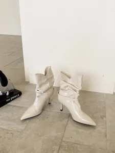 Vista detallada de botines slouchy stiletto puntiagudos para mujer, elegantes botas cortas crema.