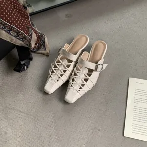 Mules chic intrecciate con tacco basso da donna, perfette per look estivi casual e comodi.