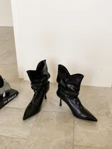 Botas slouchy tacón aguja punta negro detalle, elegante zapato de cuero sintético.