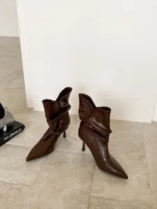 Botas marrones de punta fina con tacón de aguja y fruncido para mujer, calzado retro elegante.