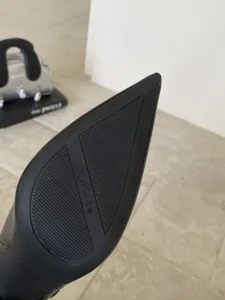 Botines negros de tacón de aguja con punta puntiaguda vista detallada suela antideslizante.