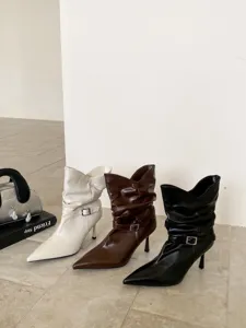 Botines slouchy de tacón alto y punta fina con hebilla elegante para mujer en otoño.