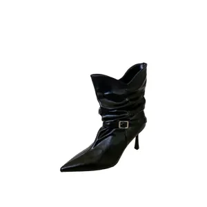 Vista detallada de botas slouchy mujer negro punta tacón de aguja con hebilla y elegante diseño.