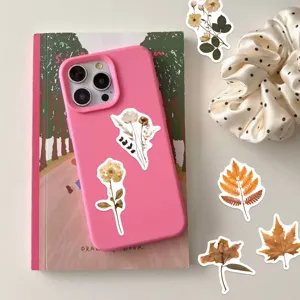 Vista detallada de pegatinas de flores y hojas secas ideales para cuadernos y teléfonos.