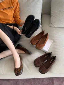Scarpe basse Mary Jane da donna con punta divisa, suola morbida e comoda calzatura.