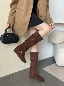 Botas altas de ante marrón para mujer, elegantes zapatos de invierno con cuña cómoda.