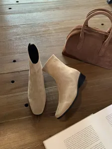 Bottines vintage à bout carré et talon carré, bottes courtes élégantes en suède.