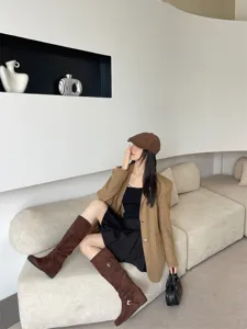 Elegantes botas altas de mujer con tacón oculto para la moda de invierno actual hoy.