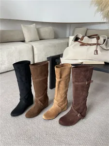 Botas altas de ante para mujer con cuña oculta, detalle de calzado de otoño invierno.