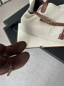 Botas altas de ante marrón para mujer, elegantes zapatos de invierno con tacón cómodo.