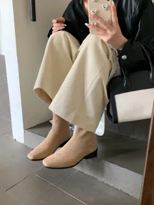 Vue détaillée des bottines femme vintage française à bout carré et talon épais élégantes.