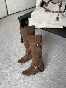 Botas altas de cuña de ante marrón para mujer, elegantes botas de invierno con hebilla.