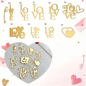 Détails de topper de gâteau LOVE en acrylique doré, idéal pour la Saint-Valentin.
