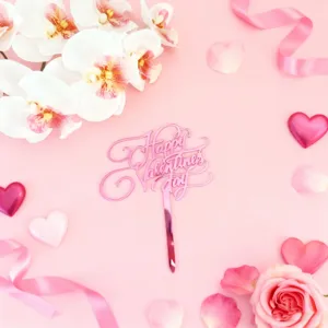 Décoration de gâteau rose acrylique Happy Valentine's Day gros plan avec des fleurs et rubans.