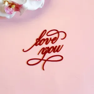 Détail de topper de gâteau love you en acrylique rouge, déco romantique Saint Valentin.
