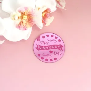 Gros plan détaillé d'un cake topper rose pour la Saint-Valentin avec cœurs et texte.