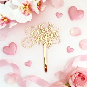 Détail de cake topper joyeuse Saint-Valentin en acrylique or avec fond floral romantique.