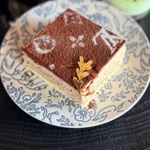 Bellissimo topper per torta in acrilico con foglia dorata per decorare feste e dessert.