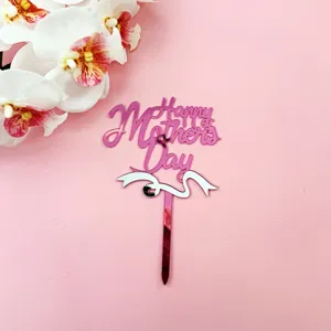 Λεπτομέρεια cake topper Happy Mother's Day σε ροζ ακρυλικό, τέλεια διακόσμηση.