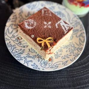 Dettaglio decorazione torta con fiocco in acrilico dorato, ideale per cupcake e dolci.