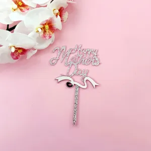 Ασημένιο glitter Happy Mother's Day topper τούρτας από ακρυλικό σε ροζ φόντο λεπτομέρεια.