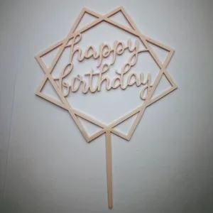 Primer plano detallado del adorno para tarta de cumpleaños de acrílico geométrico.