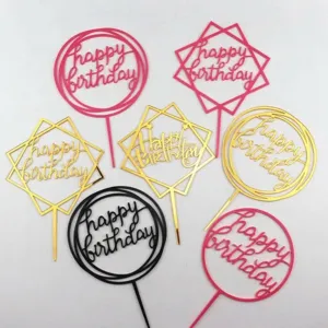 Detalle de topper para pastel de cumpleaños de acrílico, diseño geométrico elegante.
