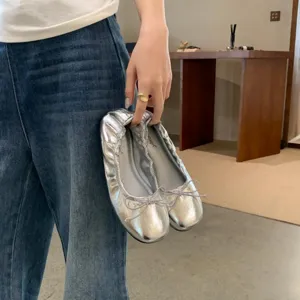 Zilveren metallic ballerina's voor dames met strik, platte ronde vrijetijdsschoenen.