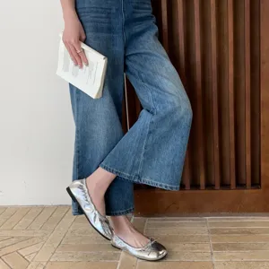 Zilveren metallische ballerina's voor dames, comfortabele platte schoenen met leuke strik.