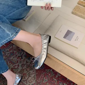 Zilveren platte balletschoenen voor dames, met een schattige strik en comfortabele ronde neus.