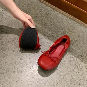 Rode zachte lederen platte balletschuiven voor dames met schattige strik en flexibele zool.
