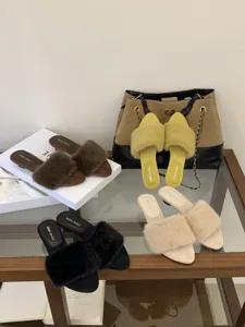 Vista detallada de zapatillas peludas de mujer con punta abierta en varios colores.